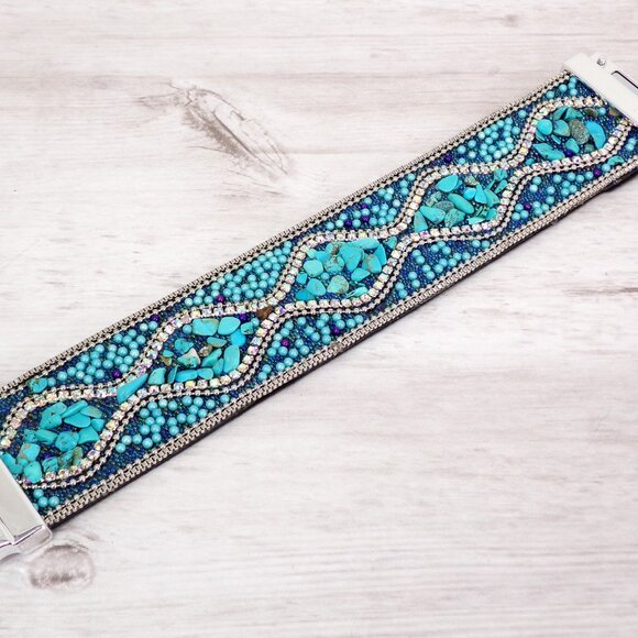 Turquoise stone wide bracelet with rhinestones, stone chips and chain edge - Picture 2 of 9